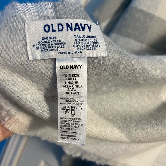 Old Navy Gray and White Plaid Shawl / Wrap - Picture 13 of 13